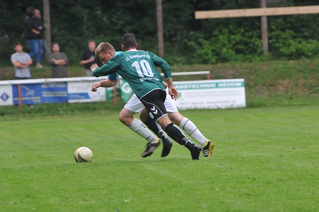 德媒：由于手指受伤，诺伊尔近两场都佩戴特制的四指手套参赛